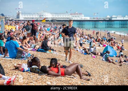 Brighton UK, 1. August 2020: Die Hitzewallen am Brighton Strand und am Meer heute Nachmittag. Stockfoto