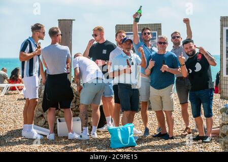 Brighton UK, 1. August 2020: Die Hitzewallen am Brighton Strand und am Meer heute Nachmittag. Stockfoto