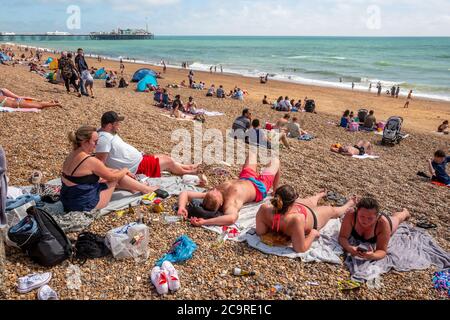 Brighton UK, 1. August 2020: Die Hitzewallen am Brighton Strand und am Meer heute Nachmittag. Stockfoto