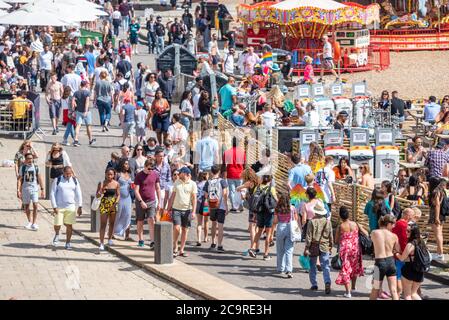 Brighton UK, 1. August 2020: Die Hitzewallen am Brighton Strand und am Meer heute Nachmittag. Stockfoto