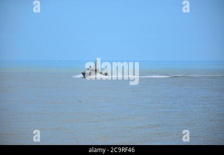 FPV watchful von der Sussex IFCA patrouilliert die Küste vor Hastings, Sussex, England, Großbritannien, mit dem Royal Sovereign Leuchtturm sichtbar am Horizont. Stockfoto