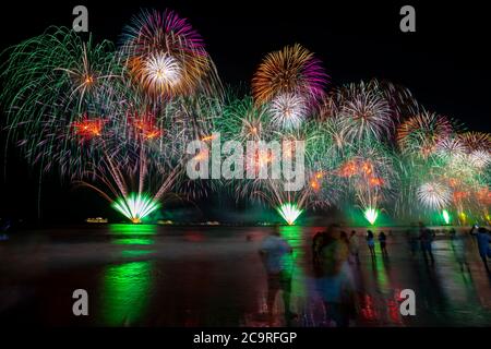 Spektakuläres Feuerwerk begrüßt das neue Jahr 2020 in Copacabana Beach, Rio de Janeiro, Brasilien Stockfoto