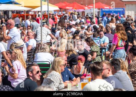 Brighton UK, 1. August 2020: Die soziale Distanzierung am Strand und am Strand von Brighton heute Nachmittag. Stockfoto