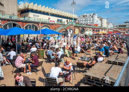 Brighton UK, 1. August 2020: Die soziale Distanzierung am Strand und am Strand von Brighton heute Nachmittag. Stockfoto