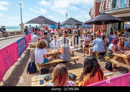 Brighton UK, 1. August 2020: Die soziale Distanzierung am Strand und am Strand von Brighton heute Nachmittag. Stockfoto