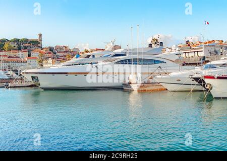 Landschaft Panorama Luftbild Stadtbild Blick auf den Hafen Cannes, Frankreich. Hafenlandschaft, Hafen in Cannnes. Cote d'Azur Frankreich. Luxus-Resort von Französisch r Stockfoto