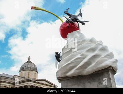 London, Großbritannien. August 2020. Es ist eine Skulptur zu sehen, die einen riesigen Wirbel aus Schlagsahne, einer Kirsche, einer Fliege und einer Drohne hat, die ein lebendes Futter des Trafalgar Square überträgt. Ein neues Kunstwerk der Künstlerin Heather Phillipson mit dem Titel "THE END" wird nun auf dem vierten Sockel des Londoner Trafalgar Square enthüllt. Kredit: SOPA Images Limited/Alamy Live Nachrichten Stockfoto