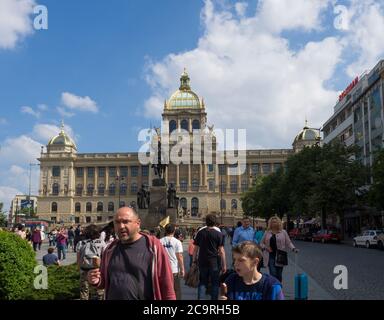 PRAG, TSCHECHISCHE REPUBLIK - 18. MAI 2019: Prager Wenzelsplatz mit historischer Statue des heiligen Wenzel mit Gruppe von Touristen und Mann mit seinem Stockfoto
