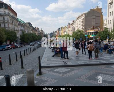 PRAG, TSCHECHISCHE REPUBLIK - 18. MAI 2019: Gruppe von Touristen zu Fuß in Prag Wenzelsplatz in der Altstadt von Prag. Sonniger Tag. Stockfoto