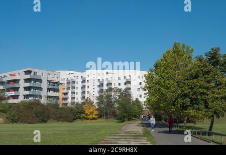 Prag, Tschechische Republik, 10. Oktober 2019: Wohnungsbau mit vorgefertigten Gebäude, durchschnittliche Betonbauten Anwesen in Prag distric Opatov Stockfoto