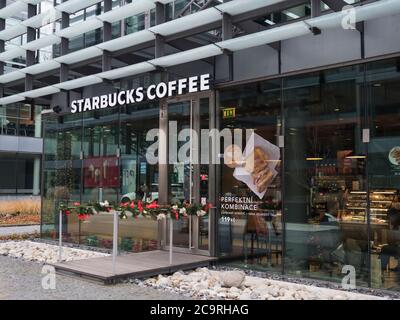 Prag, Tschechische Republik, 5. Dezember 2019: Eintritt zum starbucks Kaffee im Chodov Business Center, dem Park. Schaufenster mit weihnachtsdekoration Stockfoto