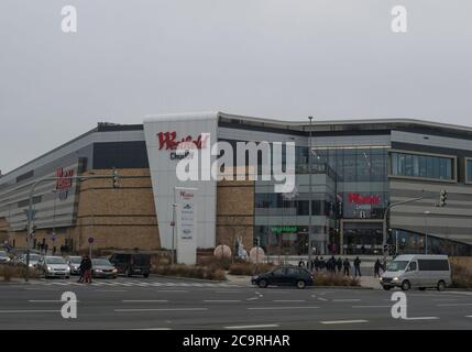 Prag, Tschechische Republik, 5. Dezember 2019: Gebäudekomplex des Westfield-Einkaufszentrums Chodov mit Menschen, Autos und weihnachtsdekoration bei moody Stockfoto