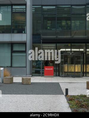 Prag, Tschechische Republik, 5. Dezember 2019: Chodov Business Center der Park mit Honeywell-Logo und Eingang zum Firmenbüro. Geschäftiges modernes Viertel Stockfoto