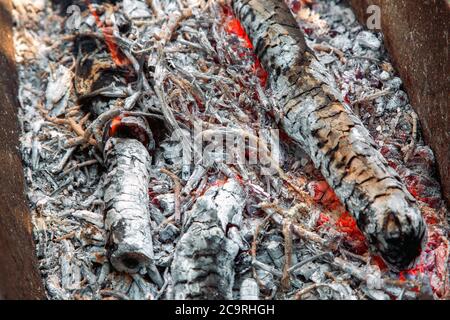 Glut und Asche Holzkohle, brennendes Feuer. Stockfoto