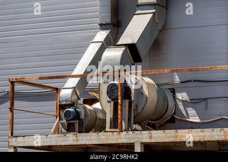 Das Lüftungssystem des Industriegebäudes der grauen Farbe und der Veredelung aus geworfen, nah heran. Stockfoto