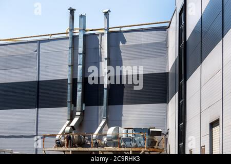 Das Lüftungssystem des Industriegebäudes der grauen Farbe und der Veredelung von warf. Stockfoto