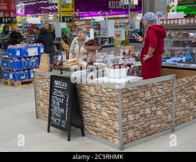 Prag, Tschechische Republik, 13. April 2019: Frau verkauft Wurst und verschiedene Arten von Fleisch von lokalen Bauern in Marktstand in der Halle des Einkaufs Stockfoto