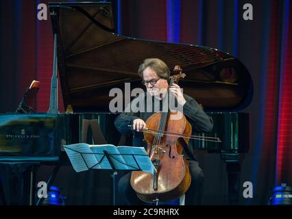 Neuhardenberg, Deutschland. August 2020. Jan Vogler, Cellist, fotografiert auf der Bühne während des Sommerprogramms der Stiftung Schloss Neuhardenberg. Quelle: Patrick Pleul/dpa-Zentralbild/ZB/dpa/Alamy Live News Stockfoto