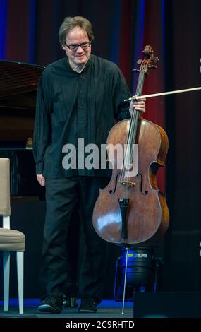 Neuhardenberg, Deutschland. August 2020. Jan Vogler, Cellist, fotografiert auf der Bühne während des Sommerprogramms der Stiftung Schloss Neuhardenberg. Quelle: Patrick Pleul/dpa-Zentralbild/ZB/dpa/Alamy Live News Stockfoto