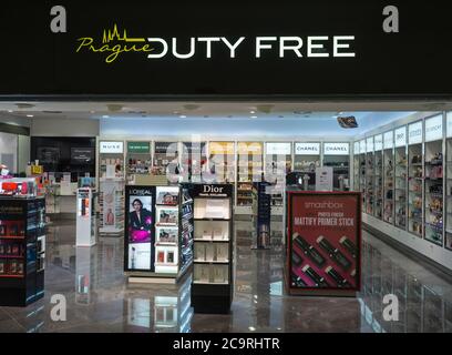 PRAG, TSCHECHISCHE REPUBLIK, 21. September 2018: Empty Prague Duty Free Shop am Flughafen mit berühmten Parfüm-Marken Stockfoto