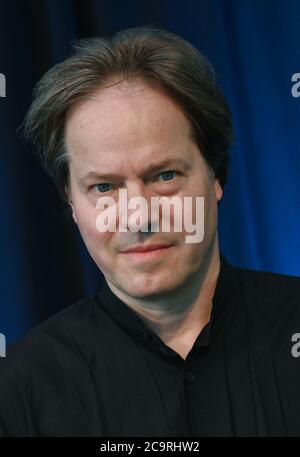 Neuhardenberg, Deutschland. August 2020. Jan Vogler, Cellist, fotografiert auf der Bühne während des Sommerprogramms der Stiftung Schloss Neuhardenberg. Quelle: Patrick Pleul/dpa-Zentralbild/ZB/dpa/Alamy Live News Stockfoto