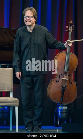 Neuhardenberg, Deutschland. August 2020. Jan Vogler, Cellist, fotografiert auf der Bühne während des Sommerprogramms der Stiftung Schloss Neuhardenberg. Quelle: Patrick Pleul/dpa-Zentralbild/ZB/dpa/Alamy Live News Stockfoto