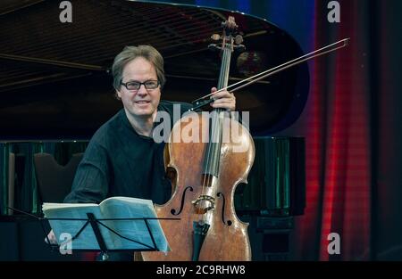 Neuhardenberg, Deutschland. August 2020. Jan Vogler, Cellist, fotografiert auf der Bühne während des Sommerprogramms der Stiftung Schloss Neuhardenberg. Quelle: Patrick Pleul/dpa-Zentralbild/ZB/dpa/Alamy Live News Stockfoto