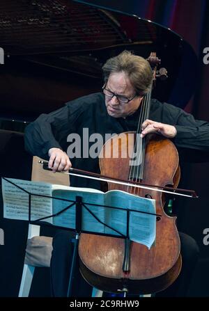 Neuhardenberg, Deutschland. August 2020. Jan Vogler, Cellist, fotografiert auf der Bühne während des Sommerprogramms der Stiftung Schloss Neuhardenberg. Quelle: Patrick Pleul/dpa-Zentralbild/ZB/dpa/Alamy Live News Stockfoto