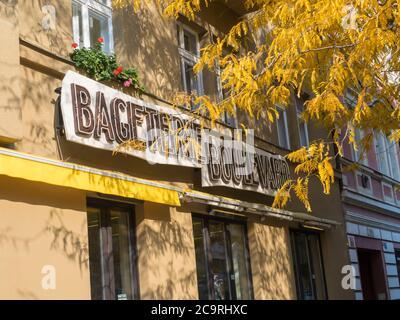 Tschechische Republik, Prag, Karlin, 18. Oktober 2018: Bageterie Boulevard Sandwich-Geschäft Schild auf alten Haus Fassade mit Herbst gelb gefärbten Eberesche Baum Stockfoto