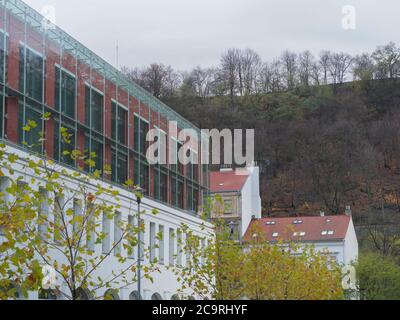 Tschechische republik, Prag, Karlin, 21. November 2017: Blick auf Geschäftsgebäude und Hügel und Bäume auf krizikova Straße Stockfoto