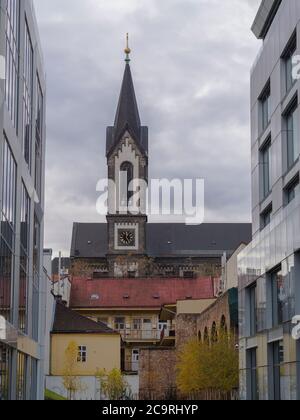 Tschechische republik, Prag, Karlin, 21. November 2017: Blick von den Geschäftsgebäuden corso karlin auf das alte Haus und die Kirche St. Cyrill und Methodius Stockfoto