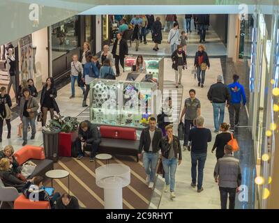 Tschechische republik, Prag, Chodov Einkaufszentrum, 12. November 2017: Menschen tun weihnachtsgeschenke Einkaufen in größten Prager Einkaufszentrum Chodov Stockfoto