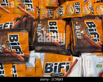 Viersen, Deutschland - 9. Juli. 2020: Nahaufnahme von Pile Bifi Mini Salami Sticks im deutschen Supermarkt Stockfoto