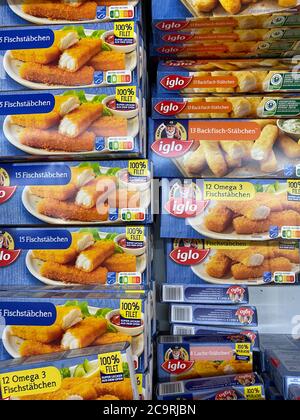 Viersen, Deutschland - 9. Juli. 2020: Nahaufnahme von isolierten Boxen mit Kapitän iglo gefrorenen Fischstäben in Kühltheke Stockfoto