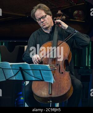 Neuhardenberg, Deutschland. August 2020. Jan Vogler, Cellist, fotografiert auf der Bühne während des Sommerprogramms der Stiftung Schloss Neuhardenberg. Quelle: Patrick Pleul/dpa-Zentralbild/ZB/dpa/Alamy Live News Stockfoto