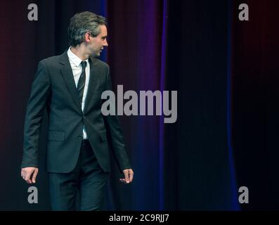 Neuhardenberg, Deutschland. August 2020. Der Pianist Martin Stadtfeld fotografiert auf der Bühne während des Sommerprogramms der Stiftung Schloss Neuhardenberg. Quelle: Patrick Pleul/dpa-Zentralbild/ZB/dpa/Alamy Live News Stockfoto