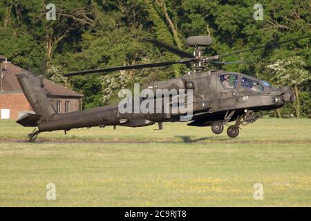 Army Air Corps Apache AH1 Angriff Hubschrauber Landung auf der Landebahn auf dem Flugplatz Wattisham, Suffolk, Großbritannien. Stockfoto