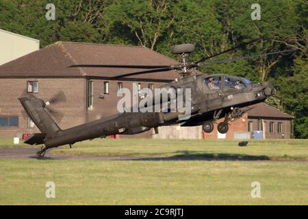 Army Air Corps Apache AH1 Angriff Hubschrauber Landung auf der Landebahn auf dem Flugplatz Wattisham, Suffolk, Großbritannien. Stockfoto