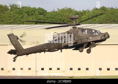 Army Air Corps Apache AH1 Angriff Hubschrauber Landung auf der Landebahn auf dem Flugplatz Wattisham, Suffolk, Großbritannien. Stockfoto