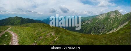 Schöne Panorama-Berglandschaft, Blick vom Banikov Gipfel auf die Westtatra oder Rohace Panorama. Scharfe grüne grasbewachsene Berge mit Wandern Stockfoto