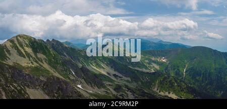 Panoramablick vom Banikov-Gipfel auf die Westtatra oder das Rohace-Panorama. Scharfe grüne Berge - ostry rohac, placlive und volovec mit Wandern Stockfoto