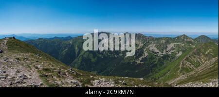 Panoramablick vom Gipfel Baranec auf die westliche Tatra oder Rohace Panorama. Scharfe grüne Berge - ostry rohac, placlive und volovec mit Wandern Stockfoto