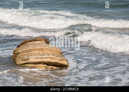Sturm schäumende plätschernden Wellen der Meeresströmung, die auf der Küste mit Stein überspülen. Stockfoto