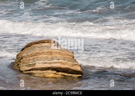 Sturm schäumende plätschernden Wellen der Meeresströmung, die auf der Küste mit Stein überspülen. Stockfoto