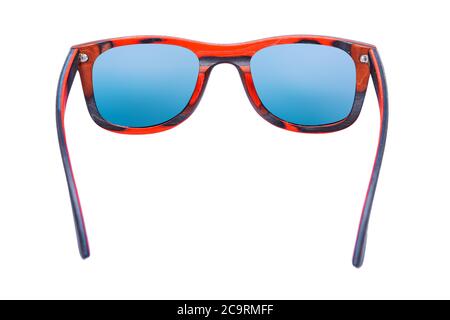 70er Jahre Stil quadratische Sonnenbrille aus Holz rot Material und blaue Gläser isoliert auf weißem Hintergrund, 3/4 Rückseite Ansicht. Stockfoto