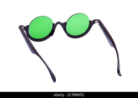 Hipster Sonnenbrille aus Holz mit runden Gläsern in grün getönt, Öko Rückfahrzubehör isoliert auf weißem Hintergrund. Stockfoto