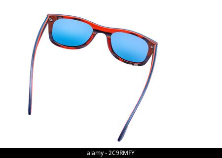 70er Jahre Stil quadratische Sonnenbrille aus Holz rot Material und blaue Gläser isoliert auf weißem Hintergrund, 3/4 Rückseite Ansicht. Stockfoto