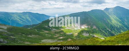 Panoramablick vom Placlive-Gipfel auf die Westtatra oder das Rohace-Panorama. Scharfe grüne Berge und See rohacske pleso, ostry rohac, hruba Stockfoto