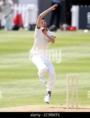 Gloucestershire David Payne bowls während des zweiten Tages des Bob Willis Trophy-Spiels auf dem Bristol County Ground. Stockfoto