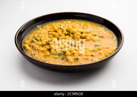 Ragda ist das indische Curry aus getrockneten weißen Erbsen, die in einer Schüssel serviert werden. Es ist aromatisch, leicht würzig und würzig Curry, die in der Regel mit einem Kartoffelschnitt serviert Stockfoto